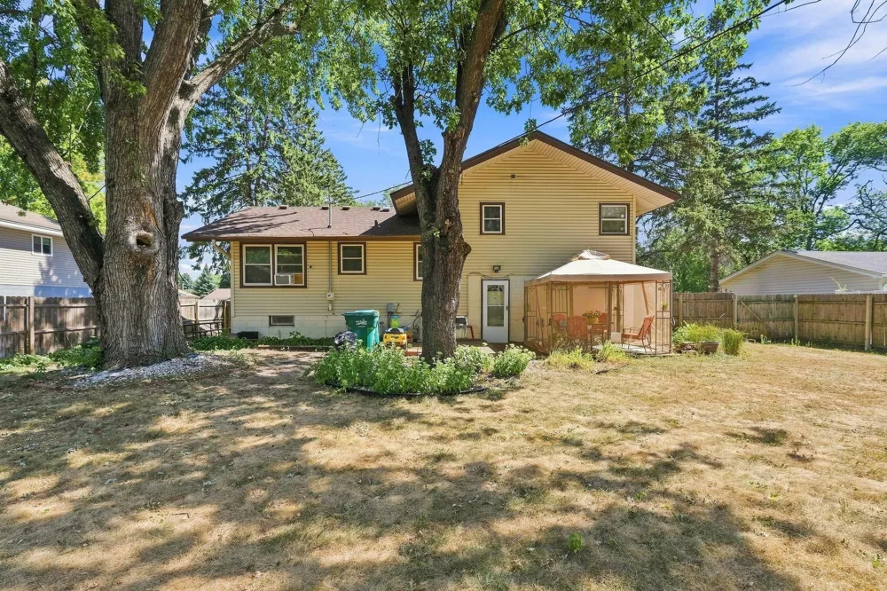 6933 Brunswick Avenue Brooklyn Park, MN 55429