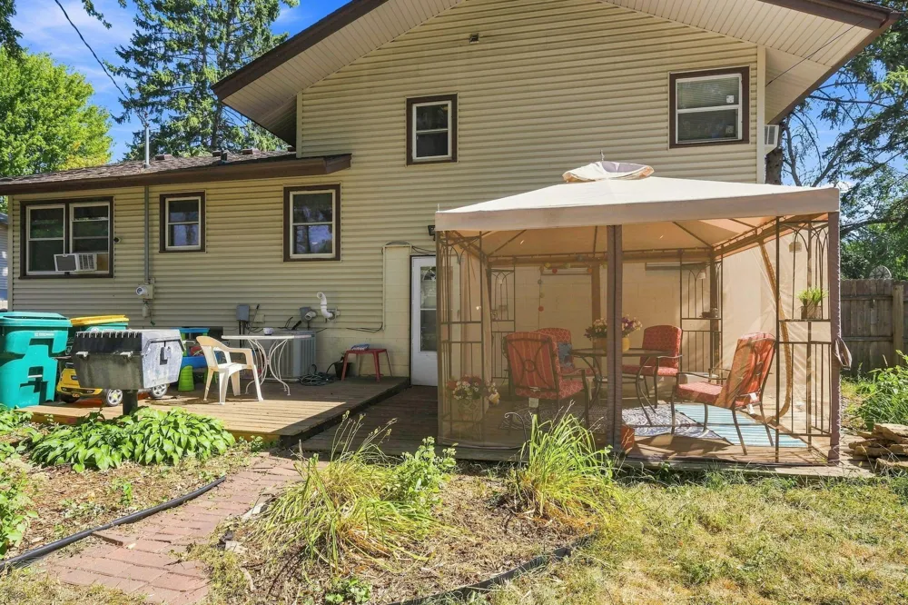 6933 Brunswick Avenue Brooklyn Park, MN 55429
