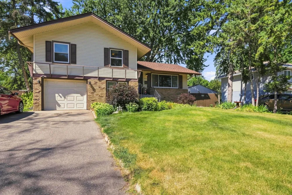 6933 Brunswick Avenue Brooklyn Park, MN 55429