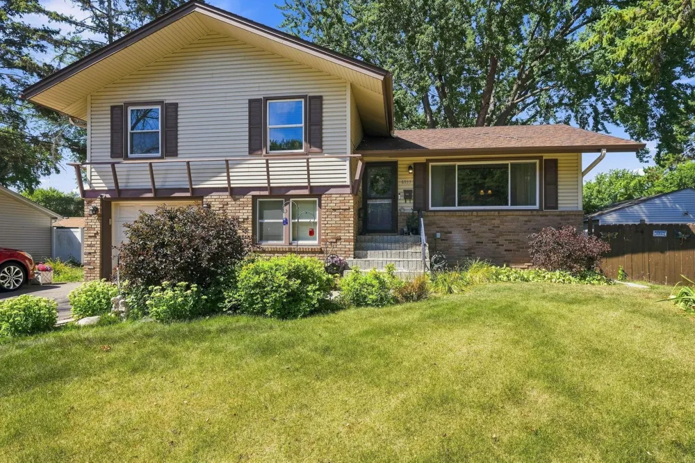 6933 Brunswick Avenue Brooklyn Park, MN 55429