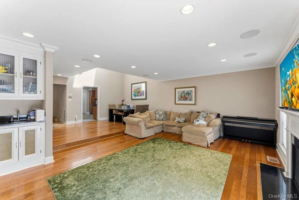 76 Estate Drive Jericho, NY 11753