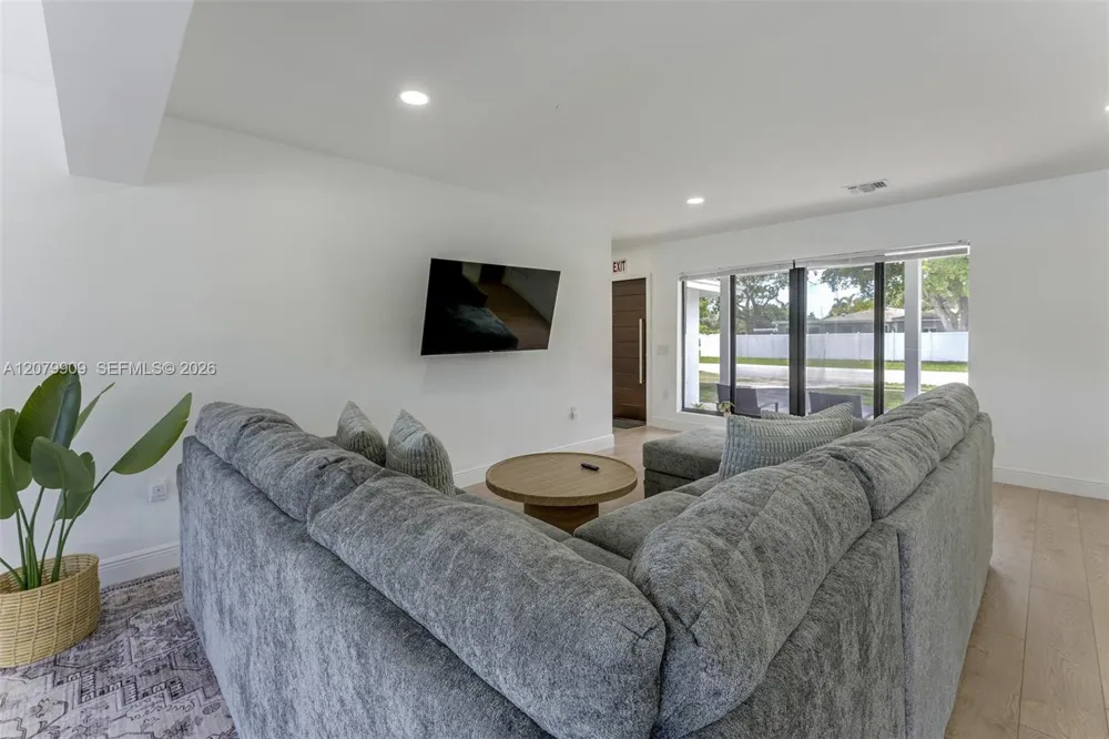 317 31st Ave Hollywood, FL 33021