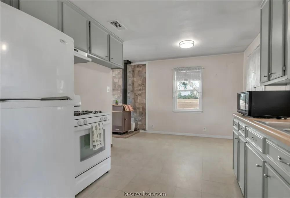 9769 FM 2096 Franklin, TX 77856