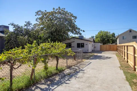 3052 E Lamona Avenue