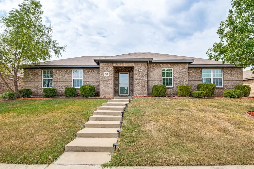 4022 Meadow Canyon Drive Lancaster, TX 75146