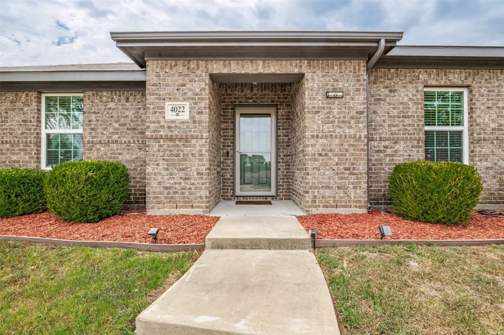 4022 Meadow Canyon Drive Lancaster, TX 75146
