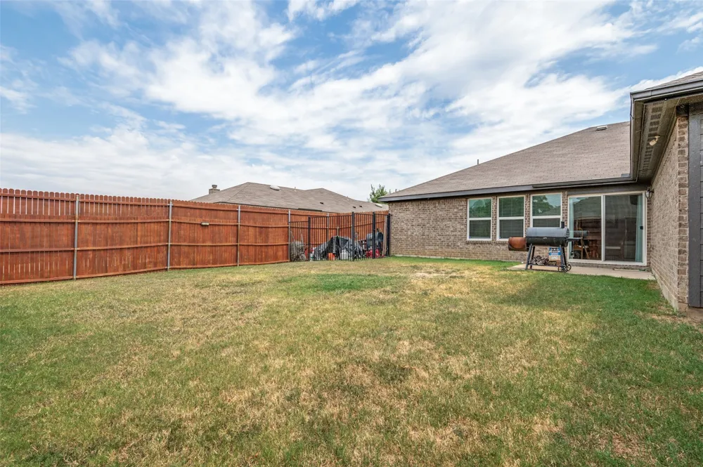 4022 Meadow Canyon Drive Lancaster, TX 75146