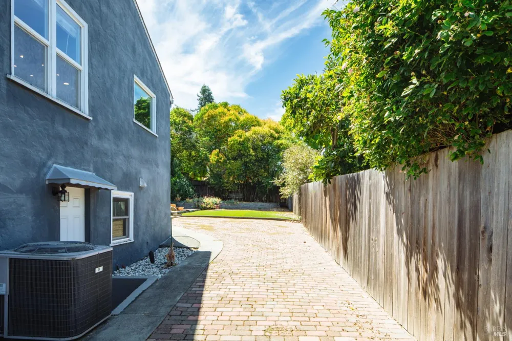 8 Cochrane Way Petaluma, CA 94952