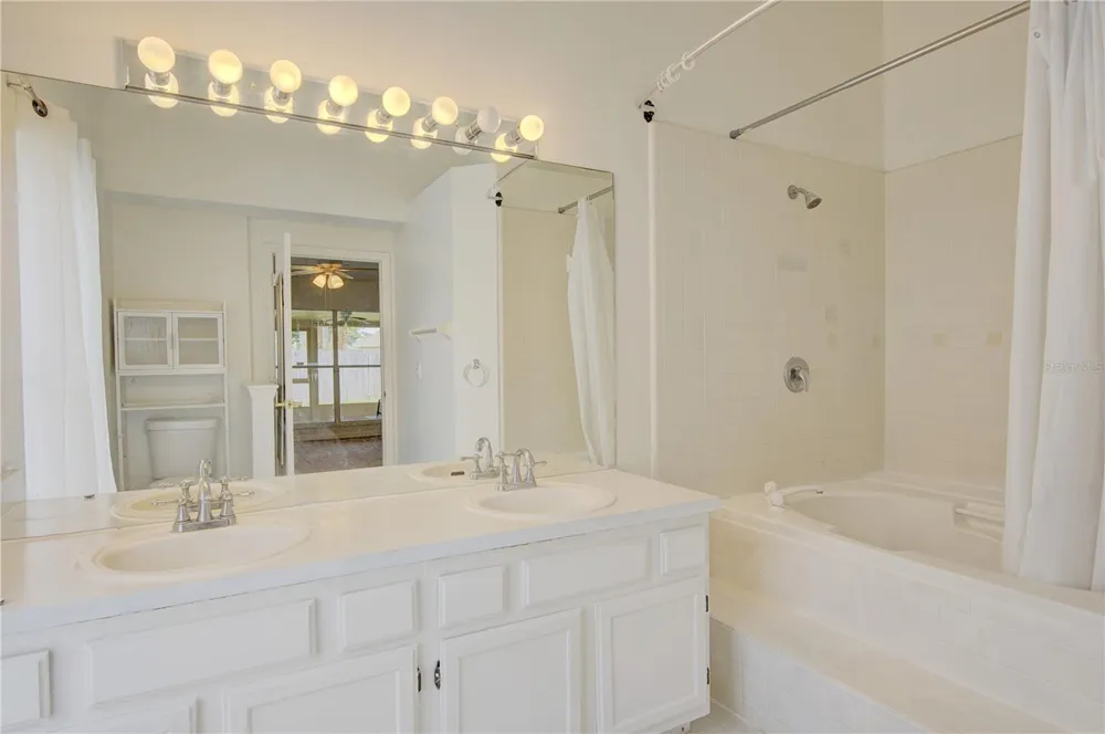 538 QUEENSBRIDGE DRIVE Lake Mary, FL 32746