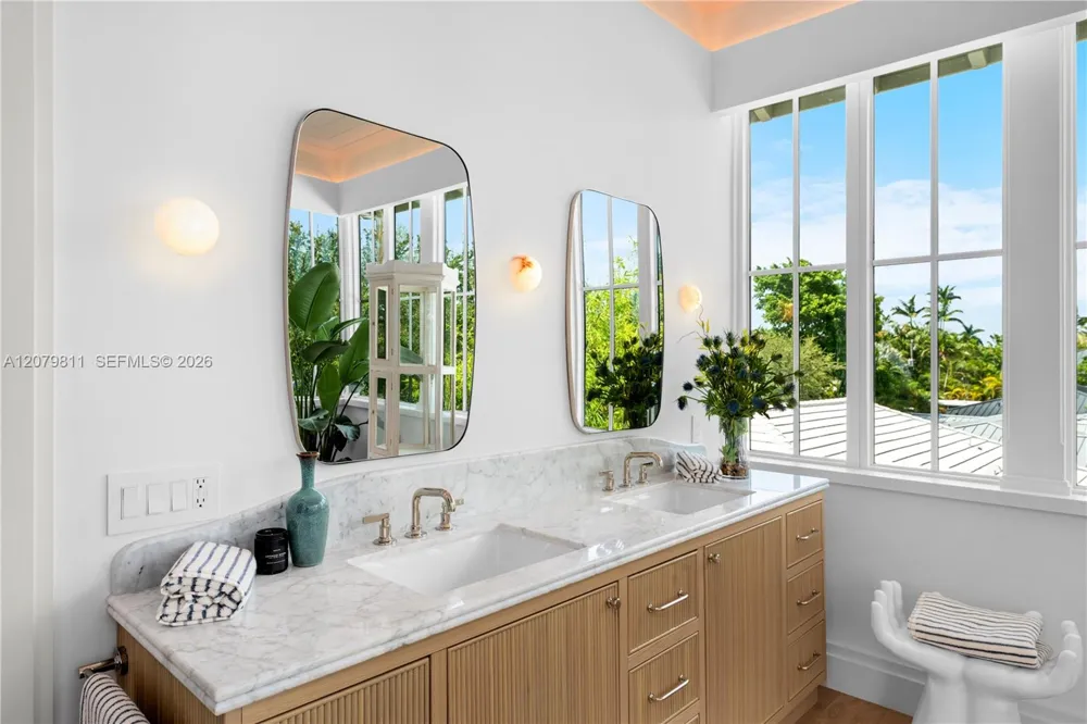 544 Warren Ln Key Biscayne, FL 33149