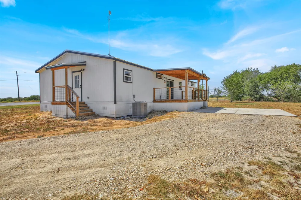 27 County Road 483 Taylor, TX 76574