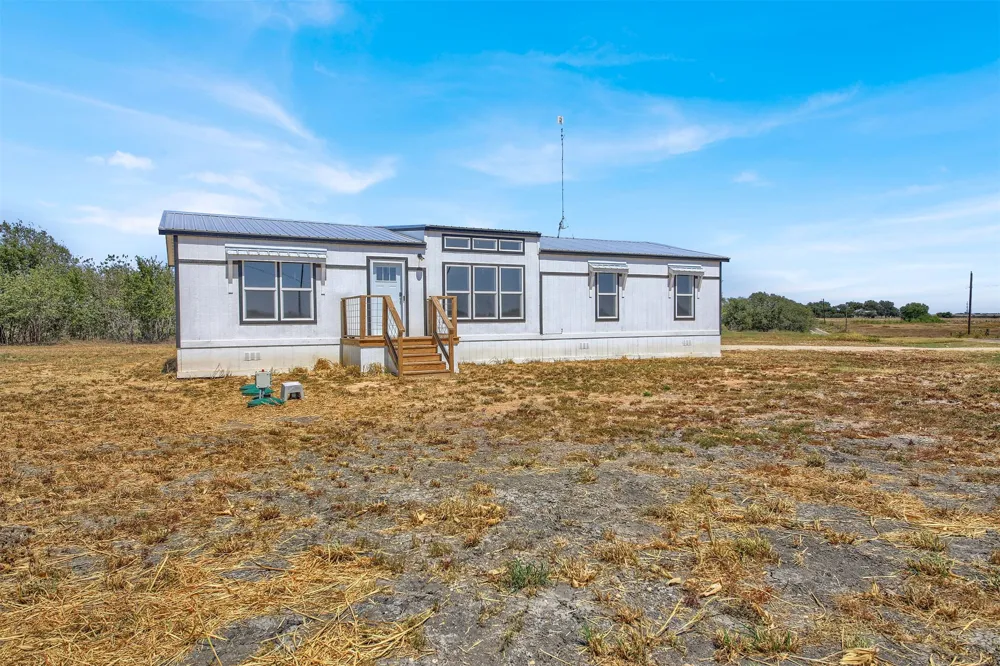 27 County Road 483 Taylor, TX 76574