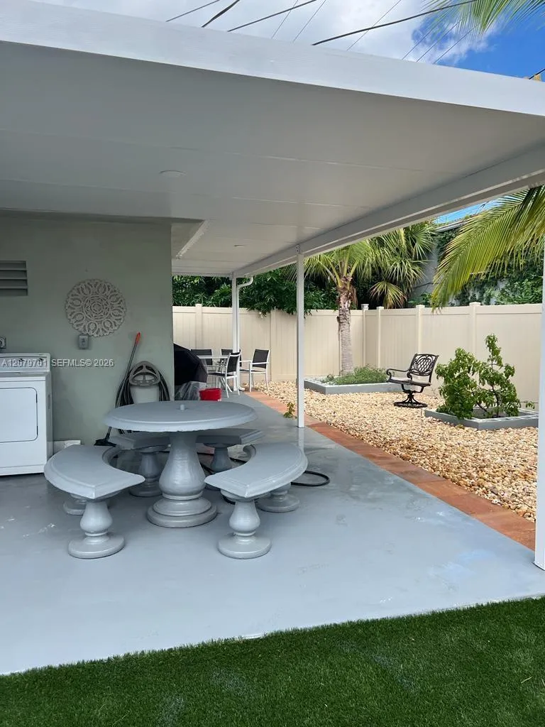 337 Phippen Waiters Rd Dania Beach, FL 33004