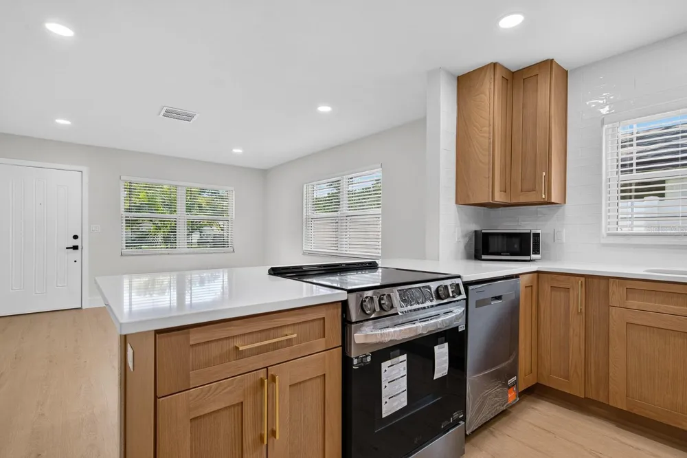 7037 69TH STREET Pinellas Park, FL 33781