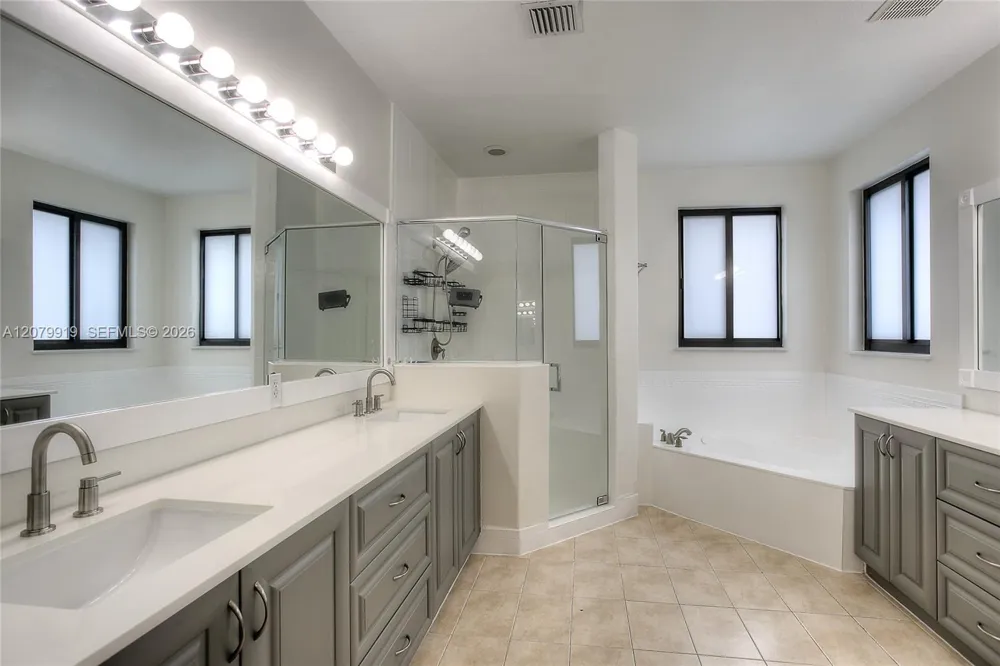 18355 NW 89th Ave Hialeah, FL 33018