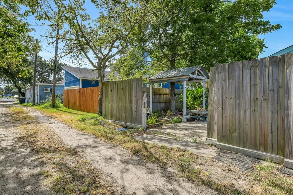 4117 Avenue M 1/2 Galveston, TX 77550
