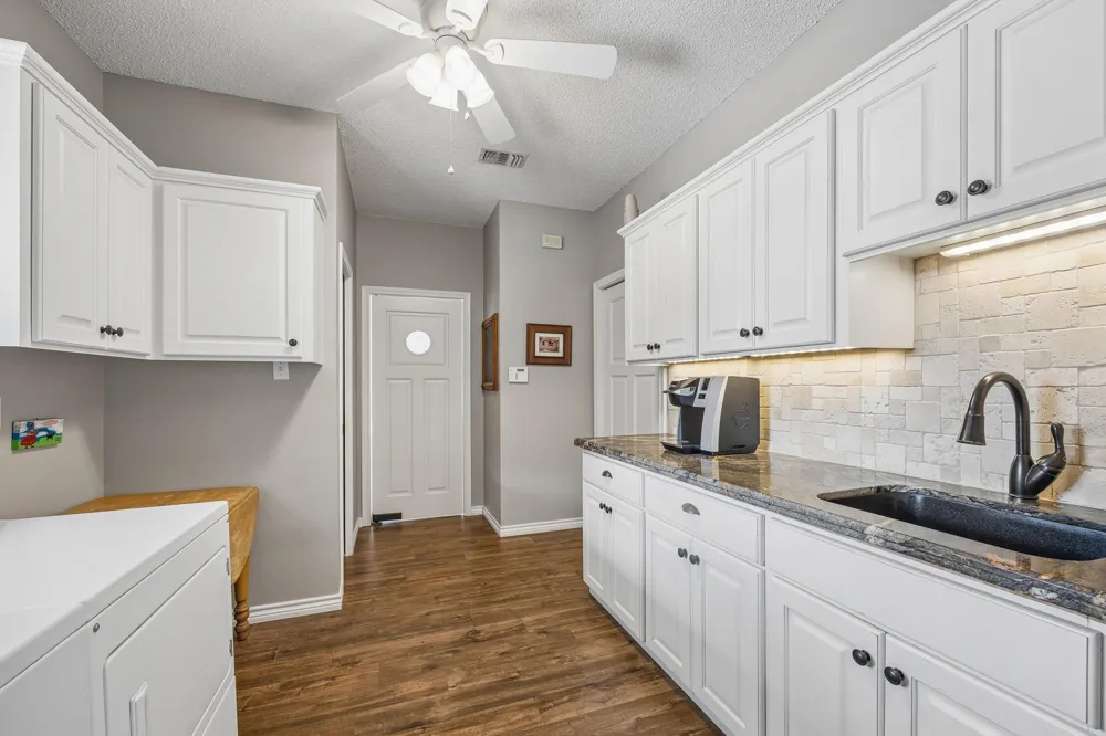 440 Piney Creek Road Road Bellville, TX 77418