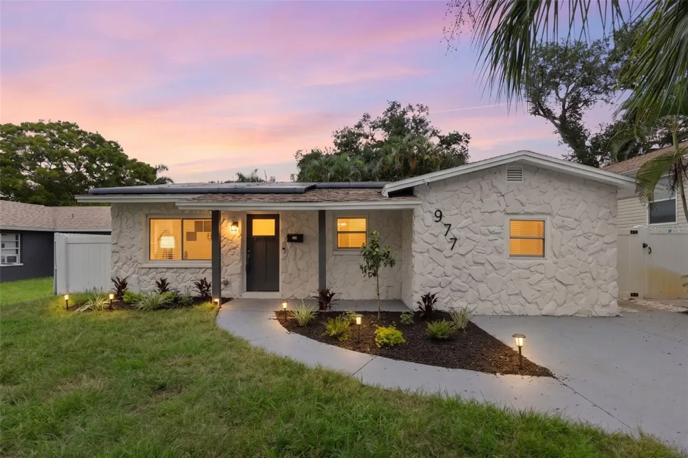 977 27TH AVENUE S St Petersburg, FL 33705
