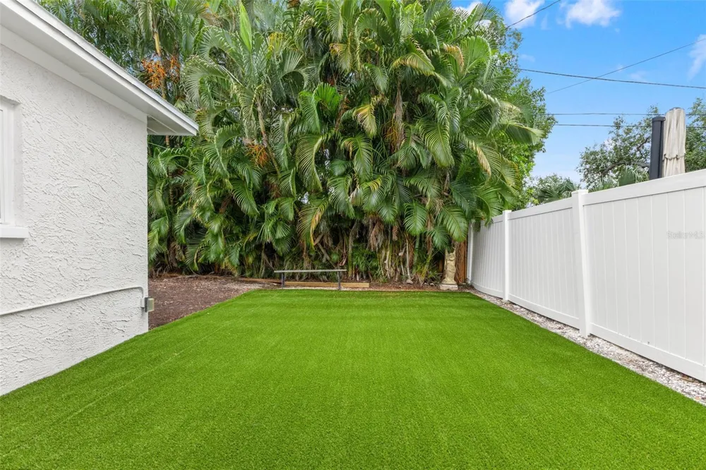 977 27TH AVENUE S St Petersburg, FL 33705