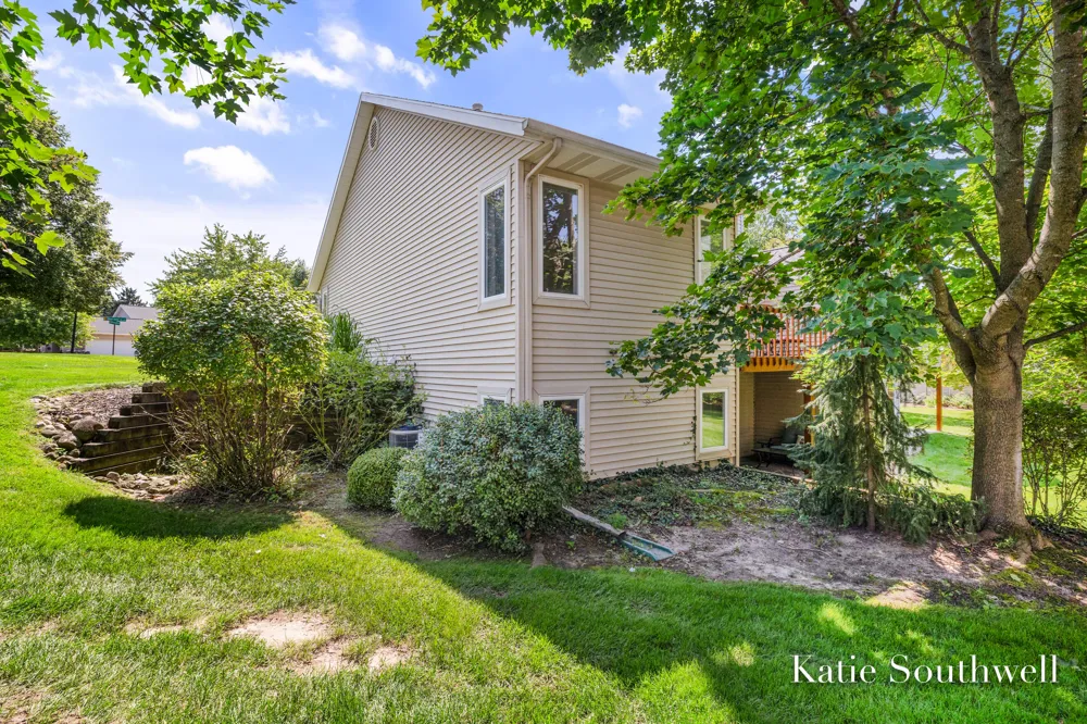 2116 Shetland Drive NE Grand Rapids, MI 49505