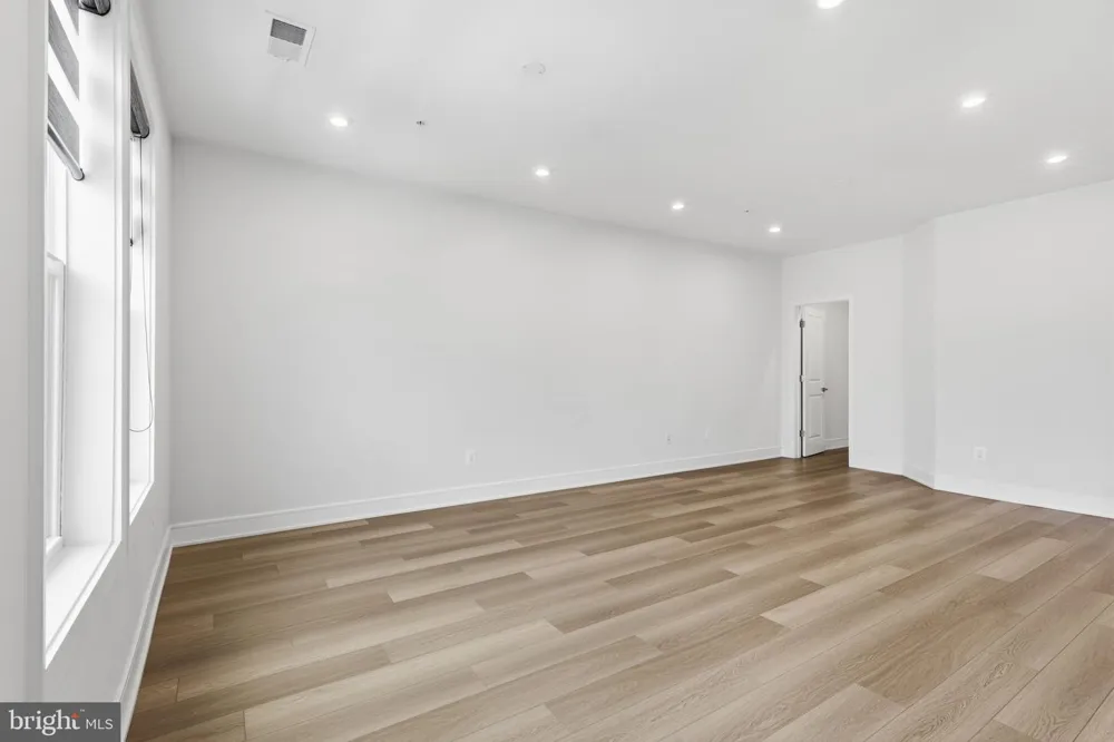 43342 FARRINGDON SQUARE Ashburn, VA 20148