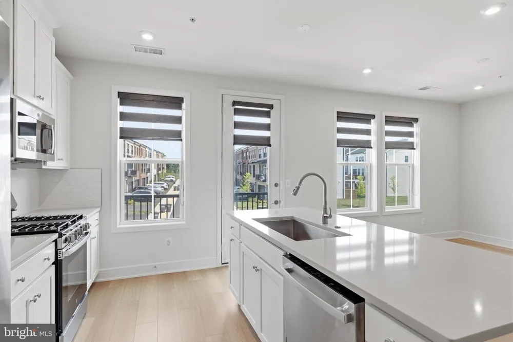 43342 FARRINGDON SQUARE Ashburn, VA 20148