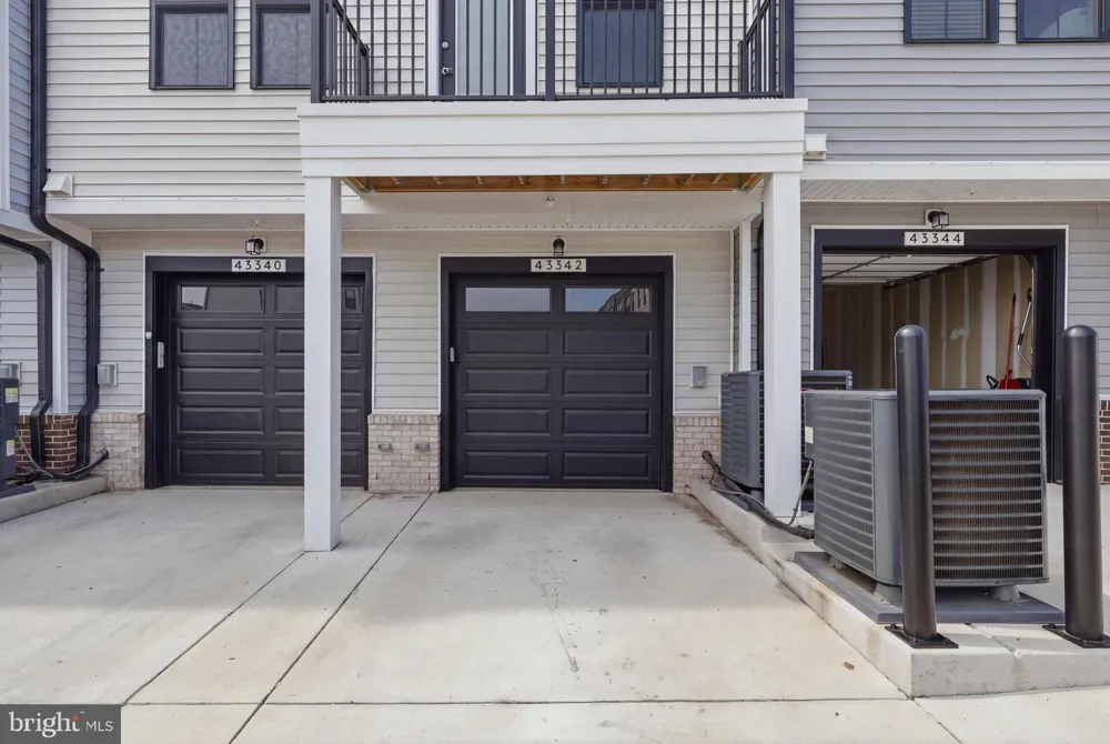 43342 FARRINGDON SQUARE Ashburn, VA 20148