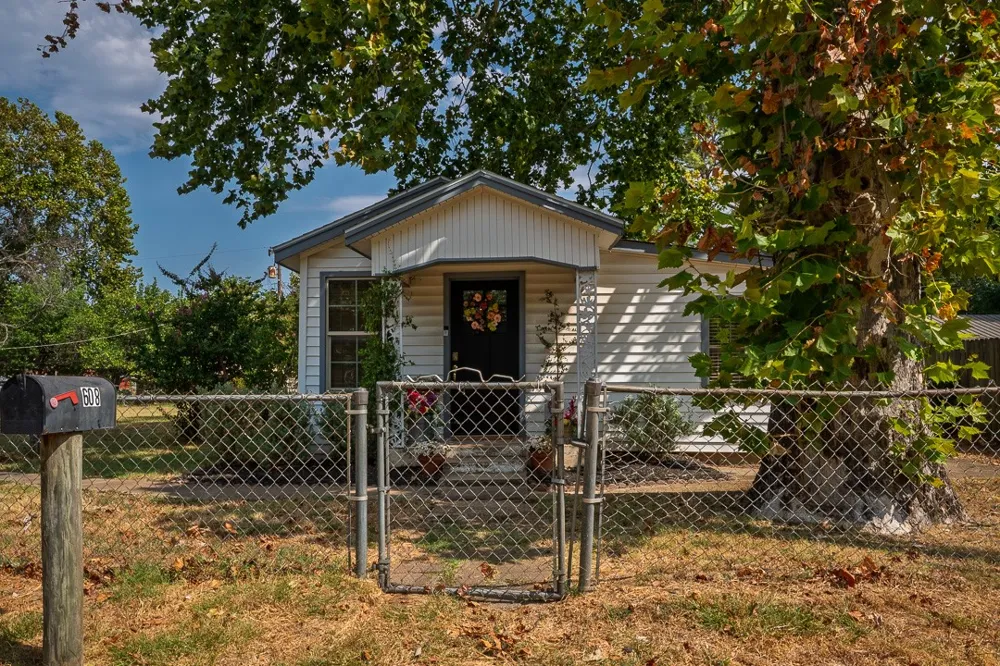 608 W Coleman Colbert, OK 74733