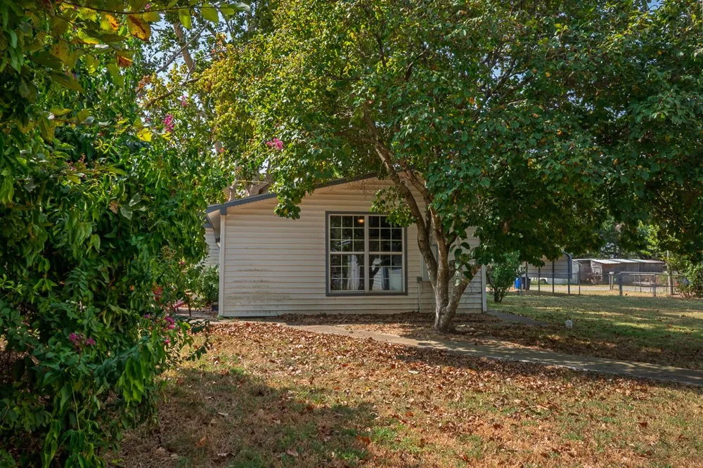 608 W Coleman Colbert, OK 74733