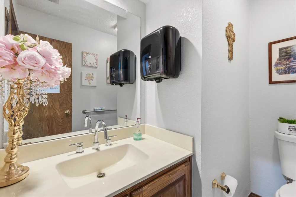 1055 W Pioneer Parkway Grand Prairie, TX 75051