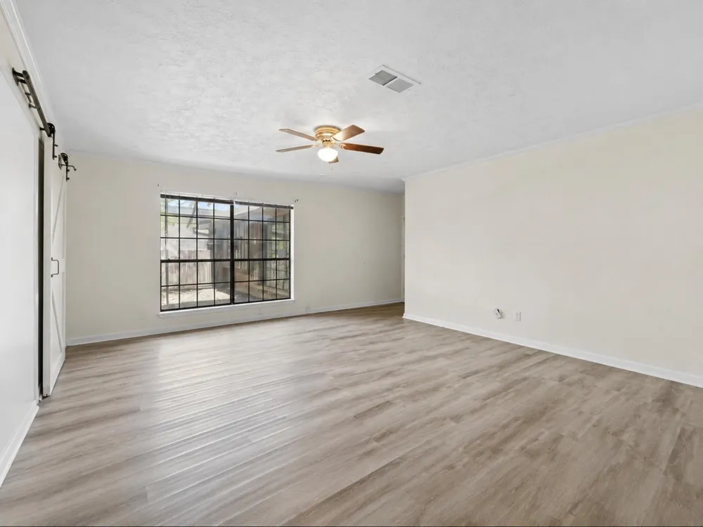 208 Cliffbrook Lane Cleveland, TX 77327
