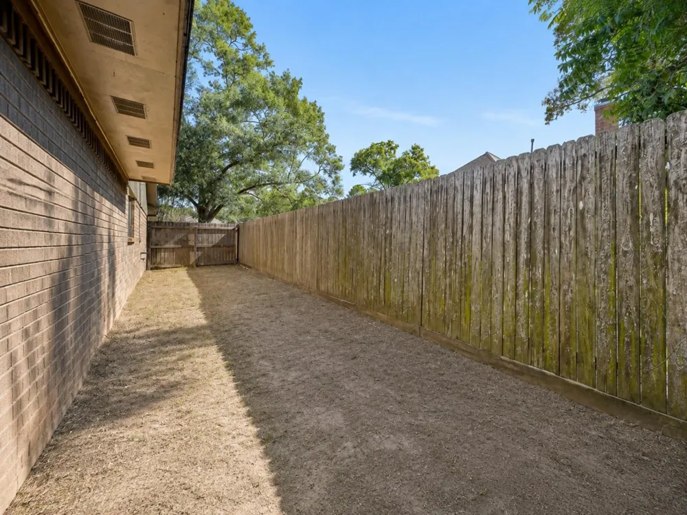 208 Cliffbrook Lane Cleveland, TX 77327