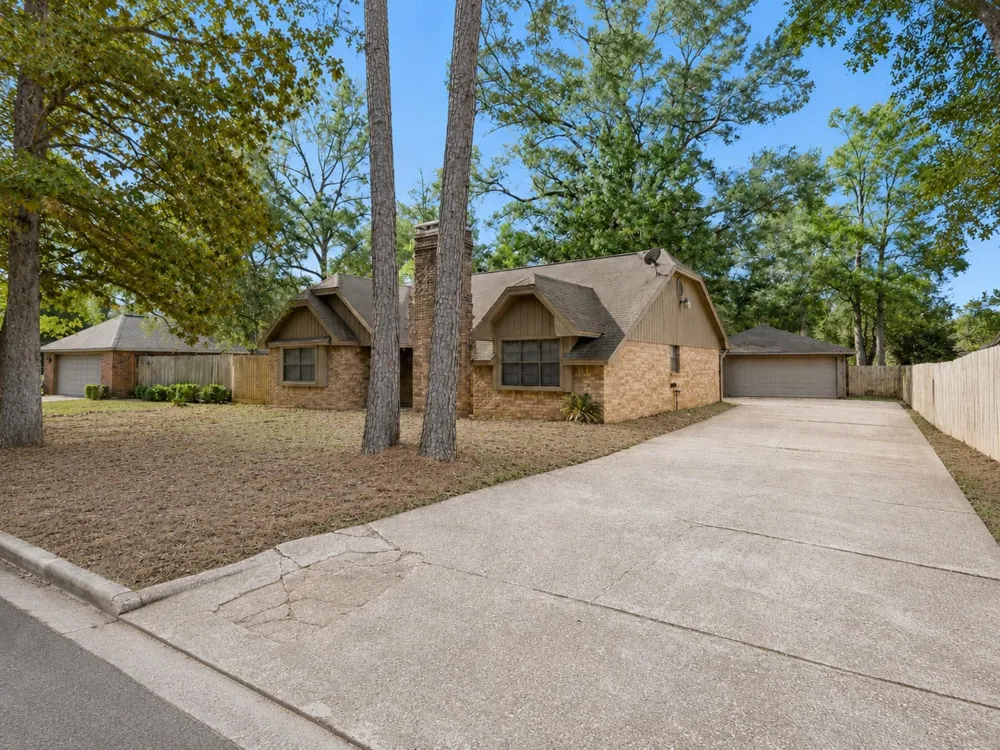 208 Cliffbrook Lane Cleveland, TX 77327