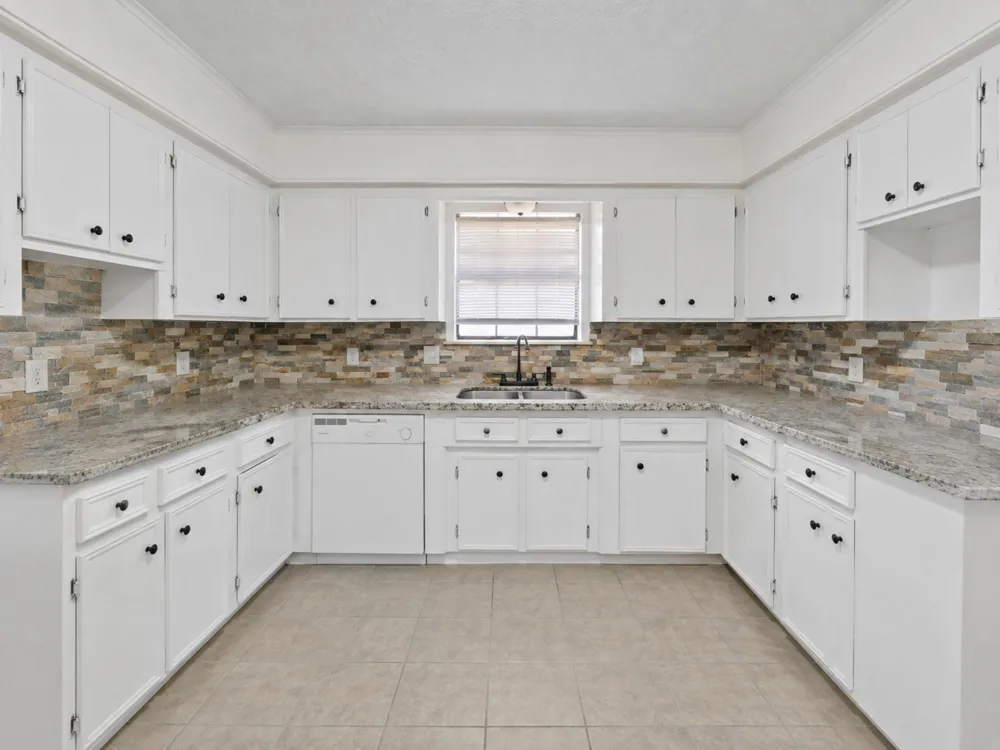 208 Cliffbrook Lane Cleveland, TX 77327