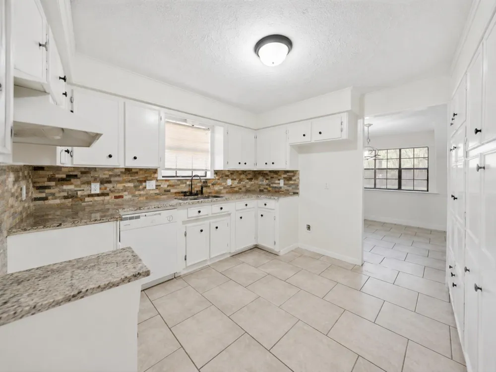 208 Cliffbrook Lane Cleveland, TX 77327