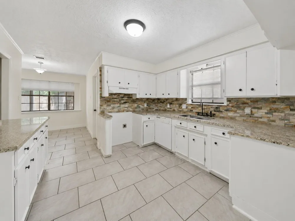 208 Cliffbrook Lane Cleveland, TX 77327