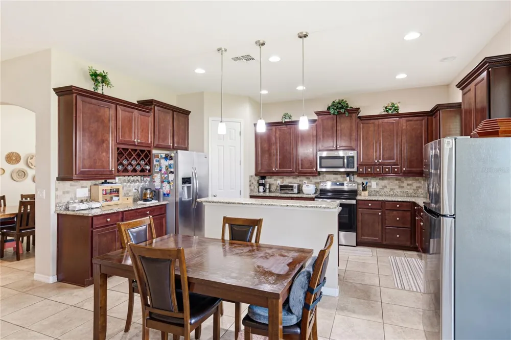 1902 VIA LAGO DRIVE Lakeland, FL 33810