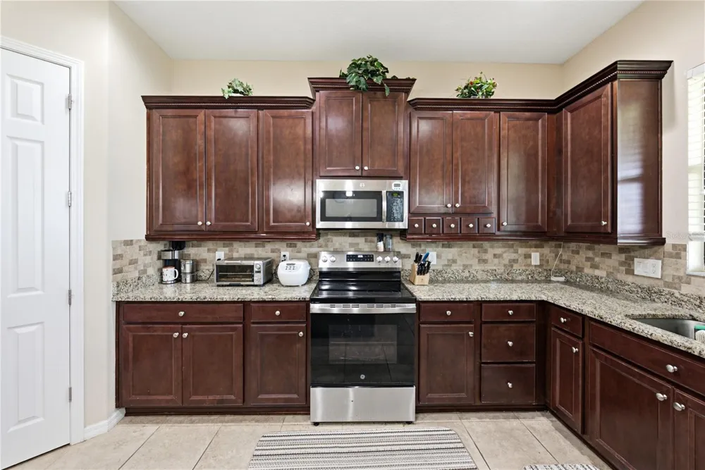 1902 VIA LAGO DRIVE Lakeland, FL 33810