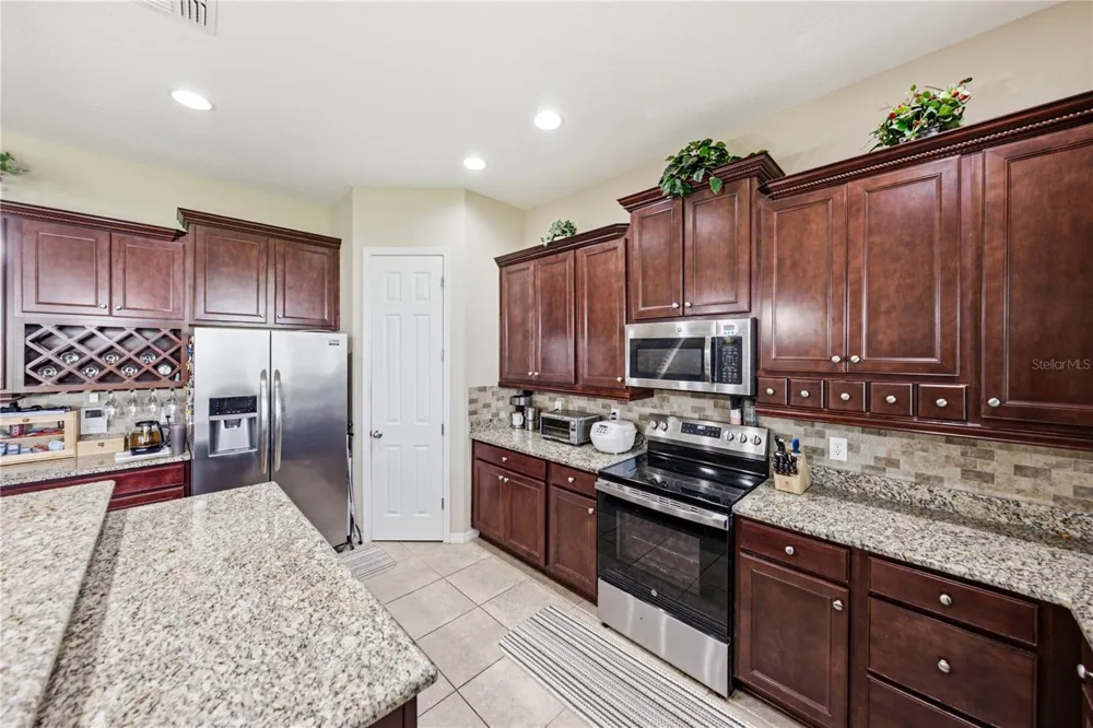 1902 VIA LAGO DRIVE Lakeland, FL 33810