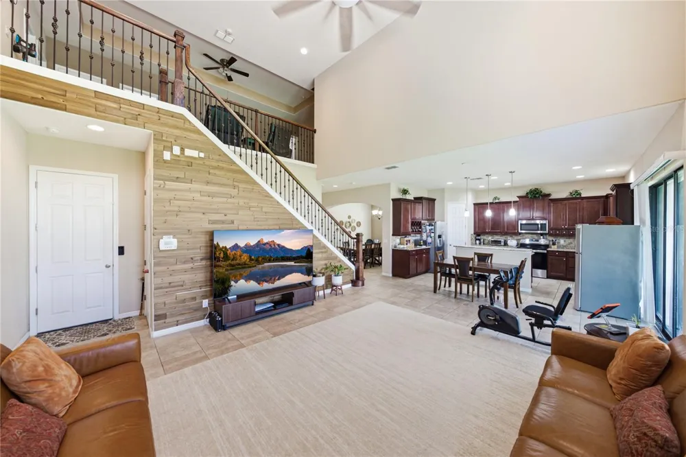 1902 VIA LAGO DRIVE Lakeland, FL 33810