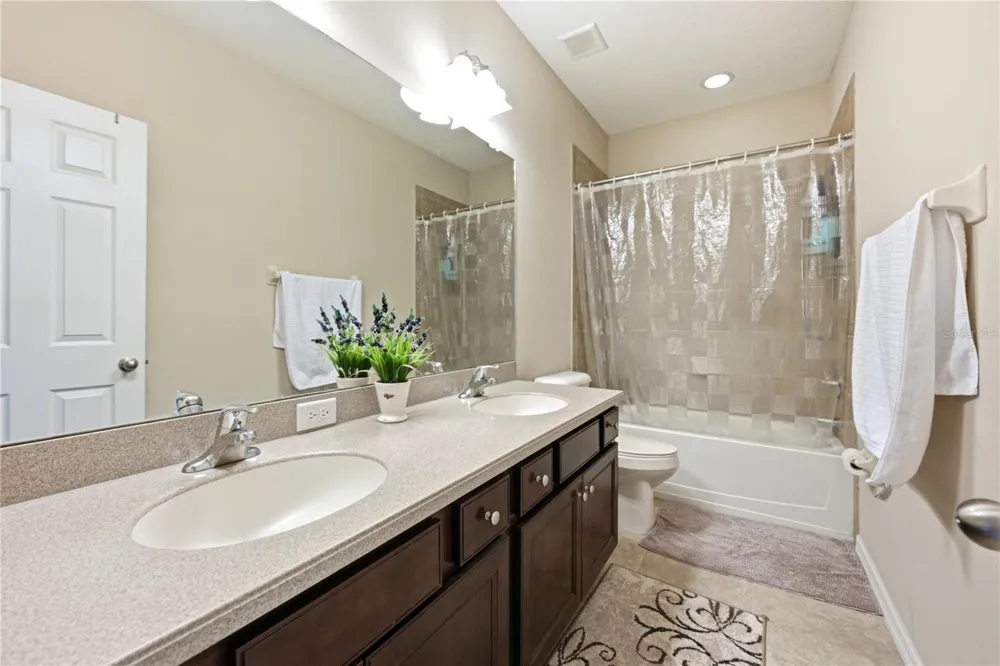 1902 VIA LAGO DRIVE Lakeland, FL 33810
