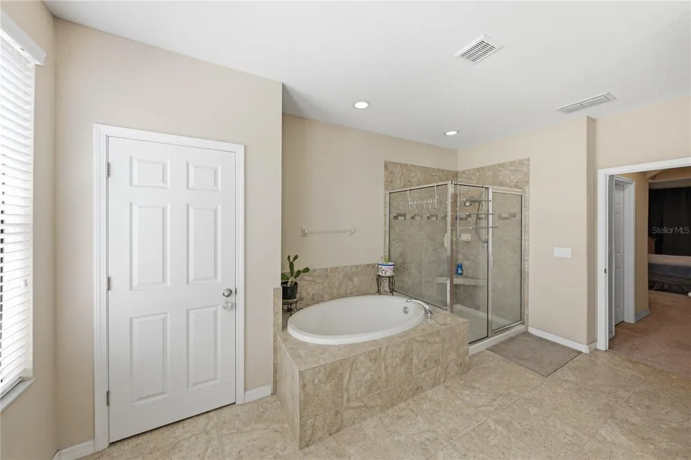 1902 VIA LAGO DRIVE Lakeland, FL 33810