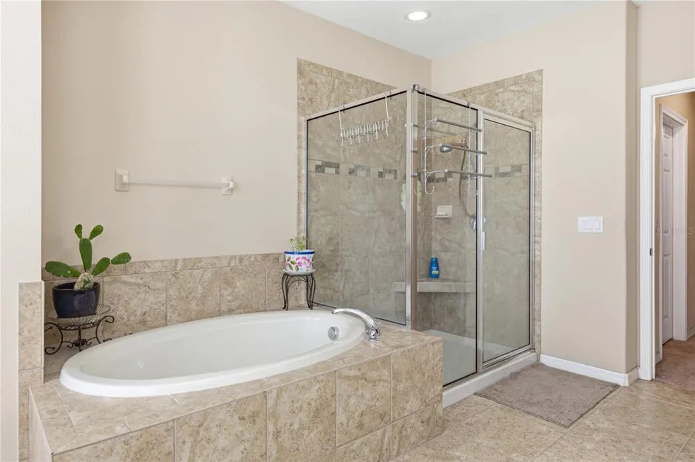 1902 VIA LAGO DRIVE Lakeland, FL 33810