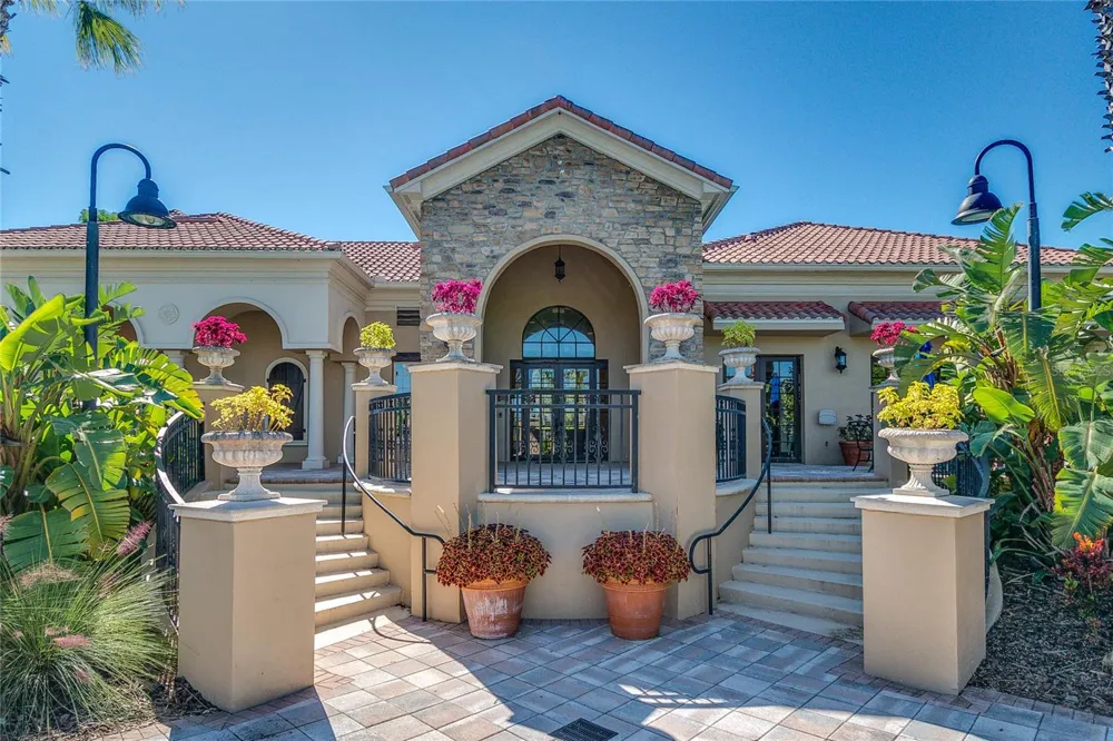1902 VIA LAGO DRIVE Lakeland, FL 33810