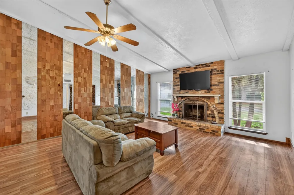 2705 Treeview Drive Arlington, TX 76016