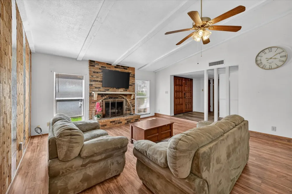 2705 Treeview Drive Arlington, TX 76016