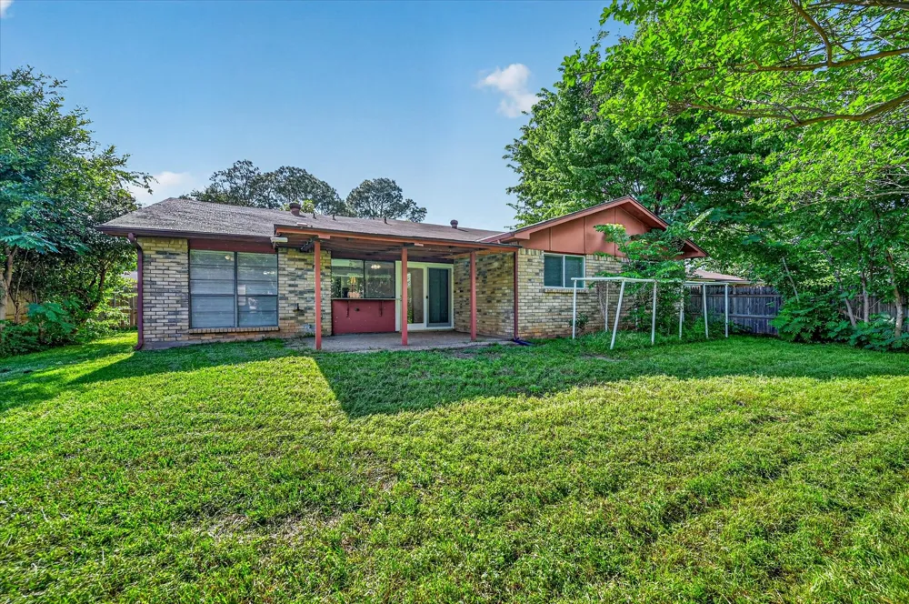 2705 Treeview Drive Arlington, TX 76016