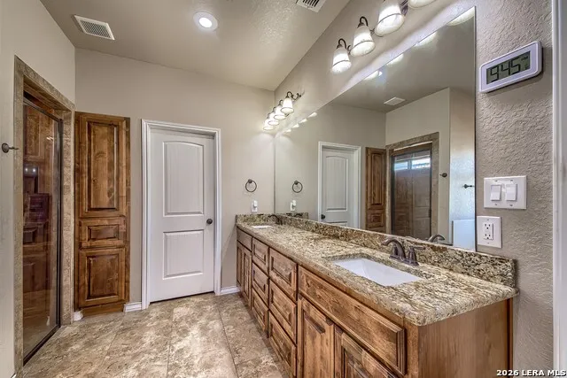 125 BUCKS LN La Vernia, TX 78121