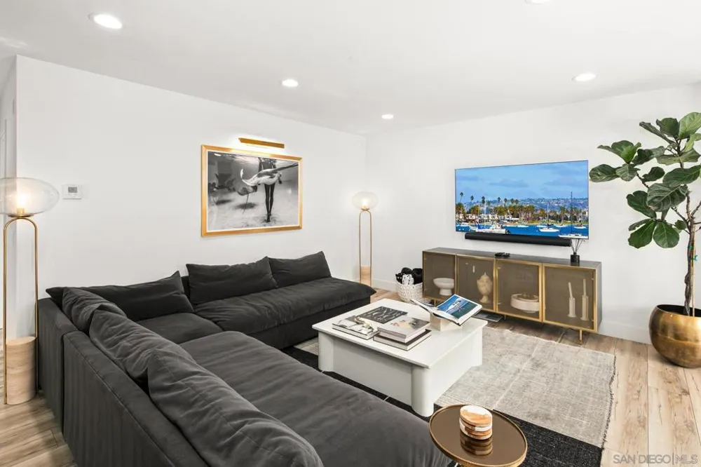 364 Pacific Ave Solana Beach, CA 92075