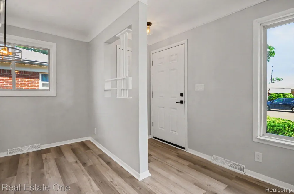 24337 Courtland Avenue Eastpointe City, MI 48021